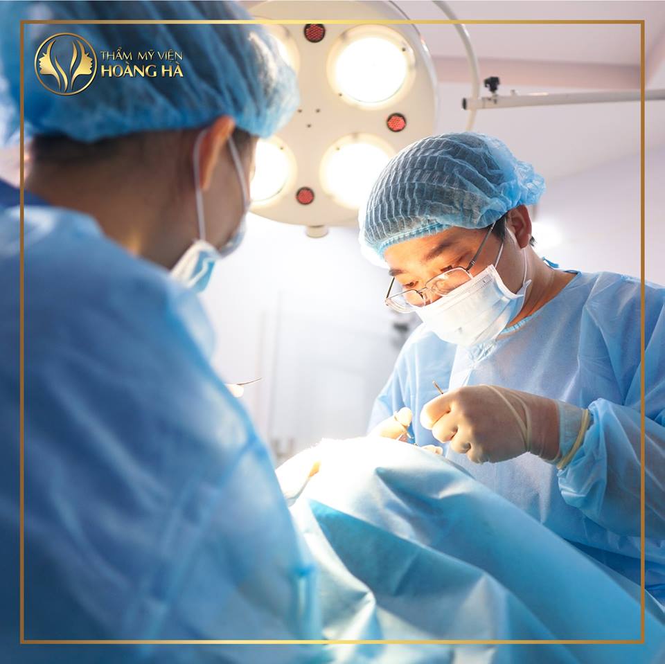 Trải nghiệm dịch vụ tại Dr Hoàng Hà KH sẽ được trực tiếp ThS.BS Nguyễn Hoàng Hà thăm khám, đo vẽ, dựng pháp đồ điều trị và thực hiện 100% các ca phẫu thuật tại Thẩm Mỹ Viện Hoàng Hà.